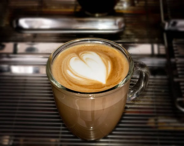 Kaffeetasse mit Latte-Milchkaffee im Café Nahaufnahme — Stockfoto