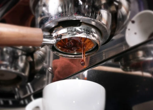 Сварка кофе эспрессо в кофейне или кафе крупным планом — стоковое фото