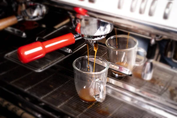 Herstellung von Espresso-Kaffee im Coffeeshop oder Café Nahaufnahme — Stockfoto