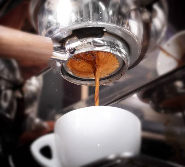コーヒーショップやカフェでエスプレッソコーヒーを作る — ストック写真