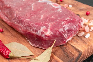 Çiğ kuzu fileto fileto, koyun fileto eti ya da koyun filetosu.