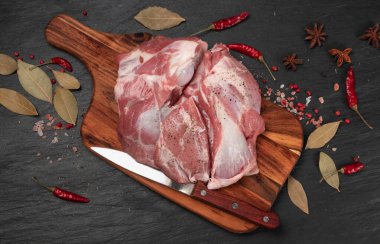 Siyah taş arka planda taze çiğ biftek.