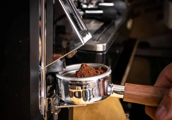 Macro tiro molienda de café en la máquina amoladora profesional —  Fotos de Stock