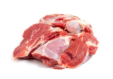 Beyaz arka planda izole edilmiş taze çiğ biftek.