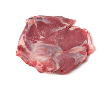 Beyaz arka planda izole edilmiş taze çiğ biftek.