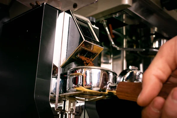 Macro tiro molienda de café en la máquina amoladora profesional — Foto de Stock