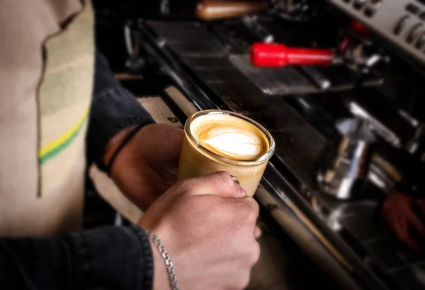 Barista kocht Latte Coffee mit Milch in Café Nahaufnahme — Stockfoto