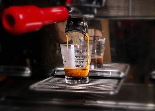 Herstellung von Espresso im weißen Becher im Coffeeshop oder Café Nahaufnahme — Stockfoto
