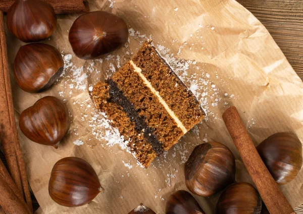 Pastel de nuez de esponja con especias, Piernik, Galleta marrón — Foto de Stock