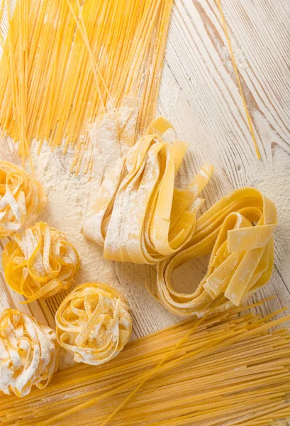 Rå gul italiensk pasta pappardelle, fettuccin eller tagliatelle konsistens — Stockfoto