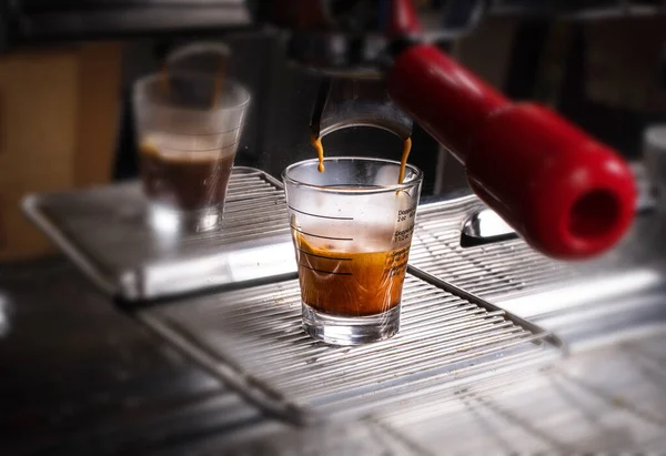 Haciendo espresso en taza blanca en coffeeshop o café de cerca —  Fotos de Stock