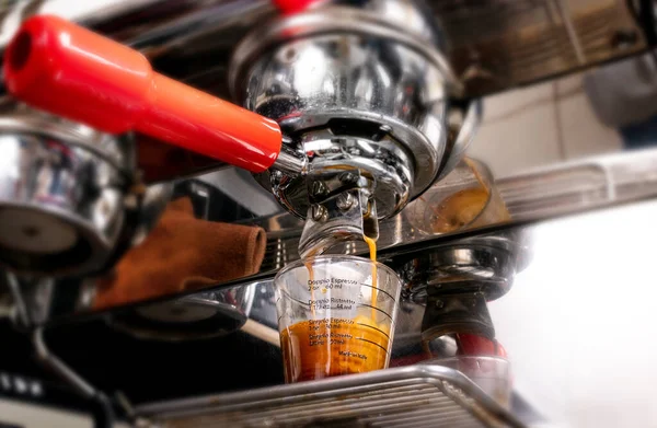 Gör kaffe i espresso skott i coffeeshop eller café närbild — Stockfoto