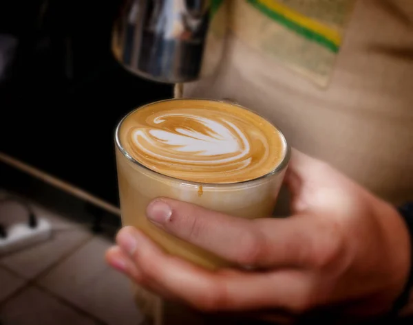 Barista kocht Latte Coffee mit Milch in Café Nahaufnahme — Stockfoto