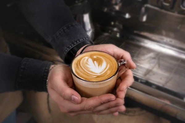Barista hace café con leche en primer plano café con leche —  Fotos de Stock