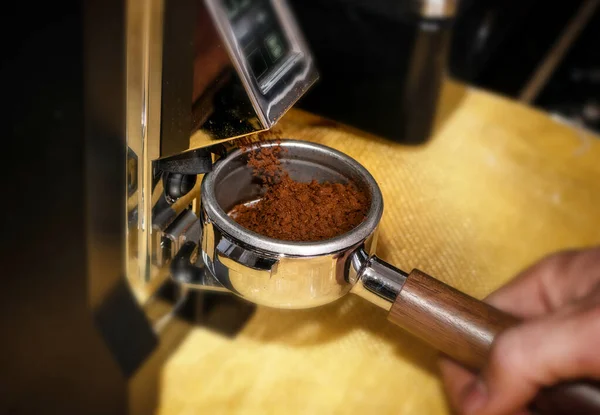 プロのグラインダー機でマクロショット研削コーヒー — ストック写真