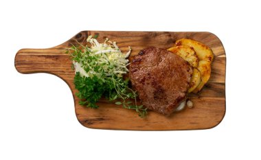 Lahana salatası, kızarmış patates ve sebzeli ızgara Chivas bifteği.