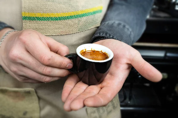 Barista macht Espresso-Kaffee im Café Nahaufnahme — Stockfoto