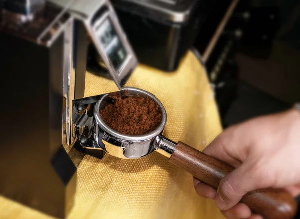 Makro Shot Mahlkaffee auf professioneller Mahlmaschine — Stockfoto