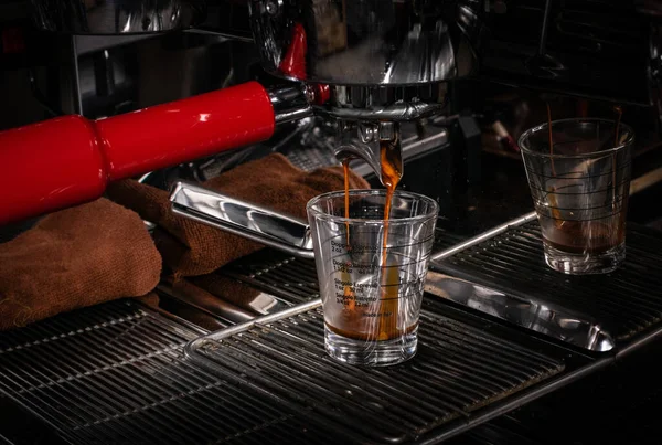 Herstellung von Espresso im weißen Becher im Coffeeshop oder Café Nahaufnahme — Stockfoto