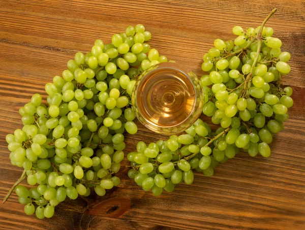 Verre à vin blanc sur fond de raisin vert mûr en journée ensoleillée — Photo