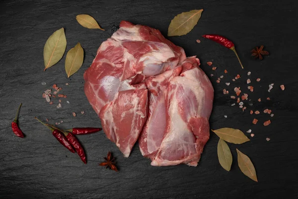 Bistecca di manzo crudo fresco su sfondo di pietra nera — Foto Stock