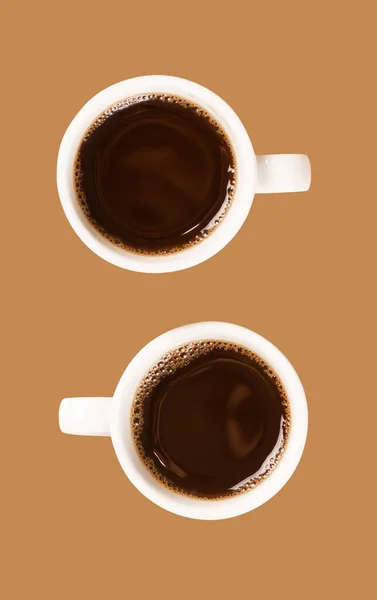 Чашки горячий кофе изолированы на белом фоне — стоковое фото