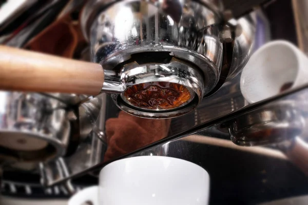 Herstellung von Espresso-Kaffee im Coffeeshop oder Café Nahaufnahme — Stockfoto