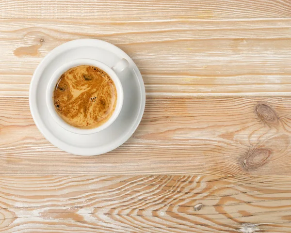 Xícara de café quente no fundo de madeira marrom vista superior — Fotografia de Stock