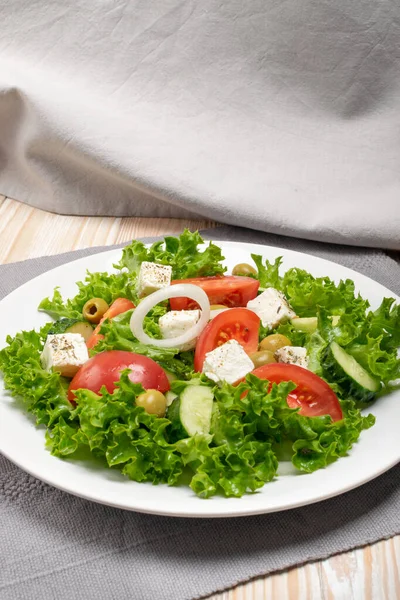 Salada grega, Horiatiki ou salada de aldeia com queijo Feta — Fotografia de Stock