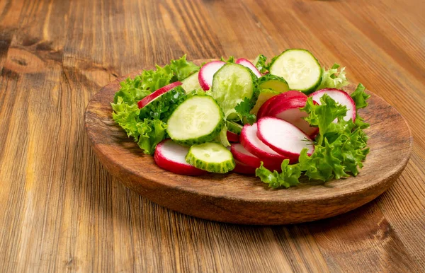 Salada de rabanete de primavera com pepino ou salat rústico simples — Fotografia de Stock