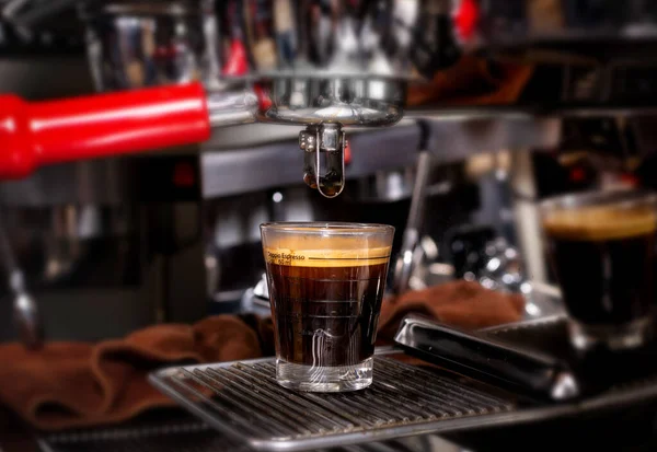 Kaffeezubereitung im Espresso, aufgenommen im Coffeeshop oder Café Nahaufnahme — Stockfoto