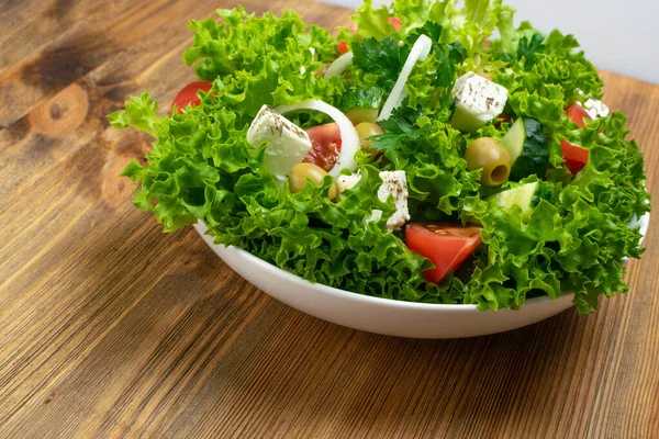 Ensalada griega, Horiatiki o ensalada de pueblo con queso Feta — Foto de Stock