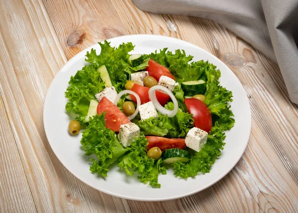 Ensalada griega, Horiatiki o ensalada de pueblo con queso Feta — Foto de Stock