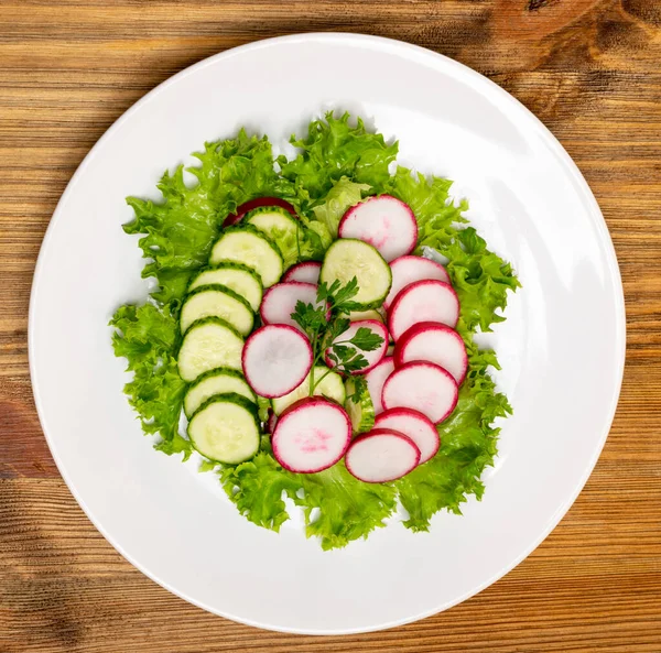 Salada de rabanete de primavera com pepino ou salat rústico simples — Fotografia de Stock