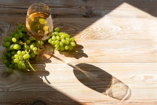 Verre à vin blanc sur fond de raisin vert mûr en journée ensoleillée — Photo