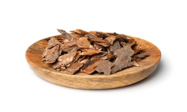 İzole çam ağacı kabuğu çip yığını