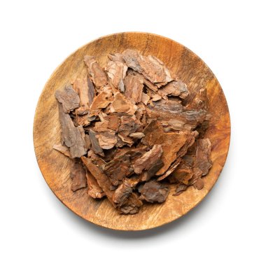 İzole çam ağacı kabuğu çip yığını