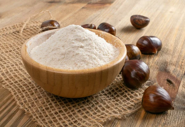 Farinha de castanha com castanhas doces comestíveis, comida de Natal — Fotografia de Stock