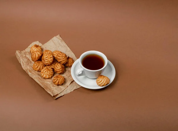 Natürliche gebackene Kokosplätzchen oder Kokosmakronen mit Kokoschips — Stockfoto