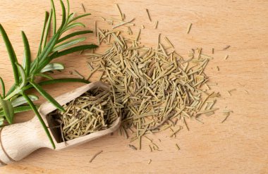 Tahta Arkaplan Üst Görünümünde Kuru Biberiye Yığını