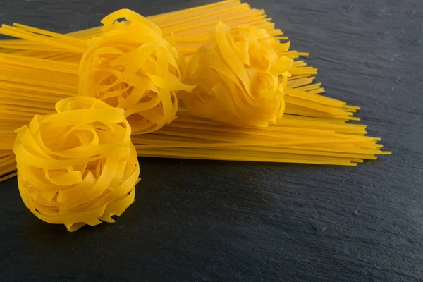 Massa italiana amarela crua Fettuccine, Fettuccelle ou Tagliatelle — Fotografia de Stock