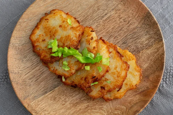 Crêpes de pommes de terre, Draniki, Deruny, Latkes ou boîtes de pommes de terre — Photo