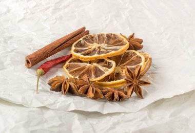 Kurutulmuş Dilimlenmiş Narenciye ile Mulled Şarap için Kuru Baharatlar