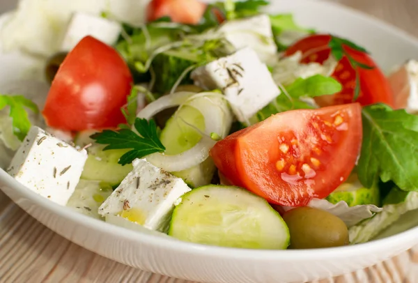 Griechischer Salat, Horiatiki oder Dorfsalat mit Feta-Käse — Stockfoto
