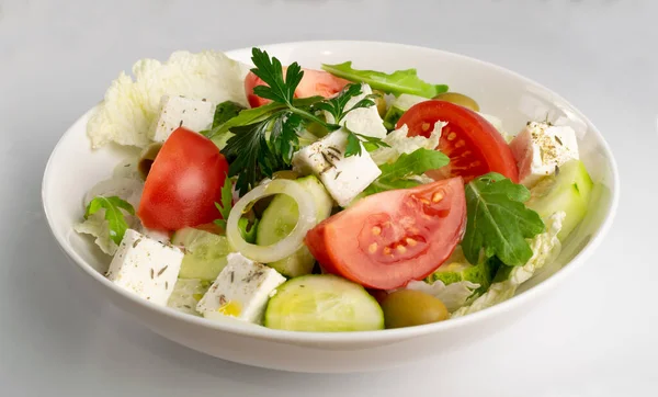 Ensalada griega, Horiatiki o ensalada de pueblo con queso Feta — Foto de Stock