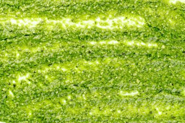 Pesto sos yayılmış veya beyaz arka plan üzerinde blob