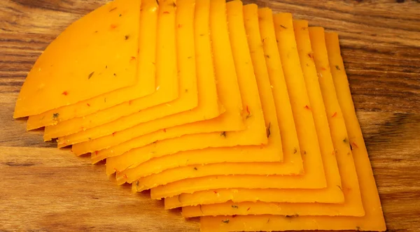 Апельсиновый горячий сыр с перцем чили и паприкой — стоковое фото