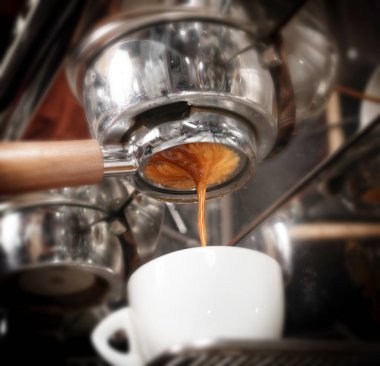 Kahve dükkanında ya da kafede espresso yapıyorum.