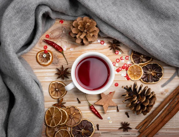 Cranberry ou Hibiscus Drink. Chá de inverno vermelho quente com especiarias — Fotografia de Stock