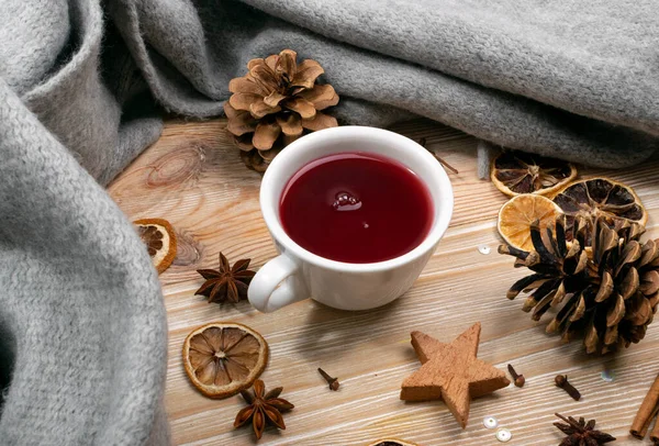 Cranberry ou Hibiscus Drink. Chá de inverno vermelho quente com especiarias — Fotografia de Stock